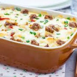 Caçarola de Linguiça Churrasco Friato com Queijo e Batatas Caçarola de Linguiça Churrasco Friato com Queijo e Batatas