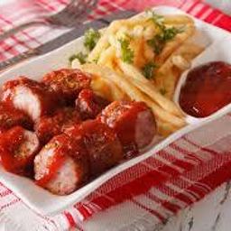 Currywurst: Linguiça Com Molho de Curry e Batatas Fritas Currywurst: Linguiça Com Molho de Curry e Batatas Fritas