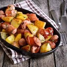Linguiça Assada com Batata e Legumes Linguiça Assada com Batata e Legumes