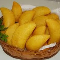 Pastel de Fubá com Recheio de Apresuntado Friato Pastel de Fubá com Recheio de Apresuntado Friato