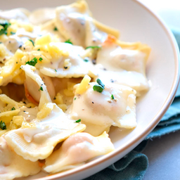 Raviolli de Frango ao molho de queijo